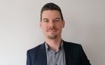 Foto: Ein junger Mann schaut in die Kamera.