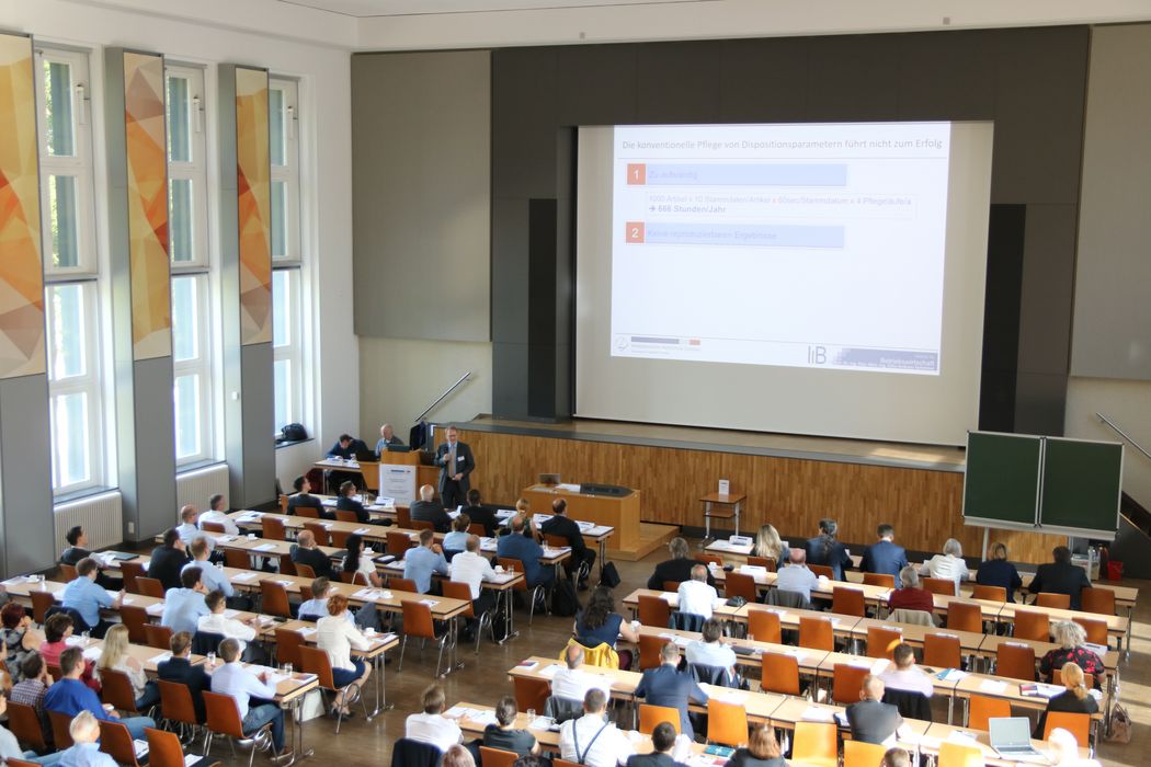 Foto: Teilnehmer sitzen in der Aula Scheffelberg und hören einem Vortrag zu.