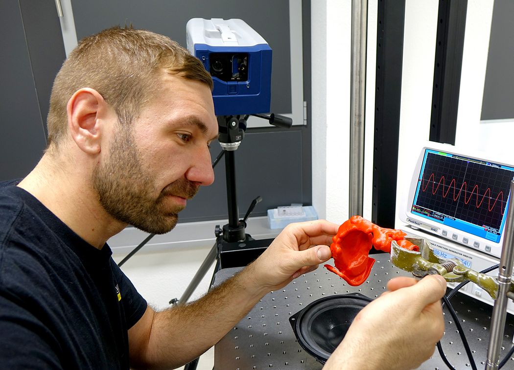 Foto: Herr Michael Gruner bei der Arbeit an einem Versuchsaufbau.