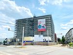 Das noch eingerüstete Gebäude des neuen Technikums der WHZ, das gebäude ist fast quadratisch und überragt die umstehenden Gebäude deutlich.