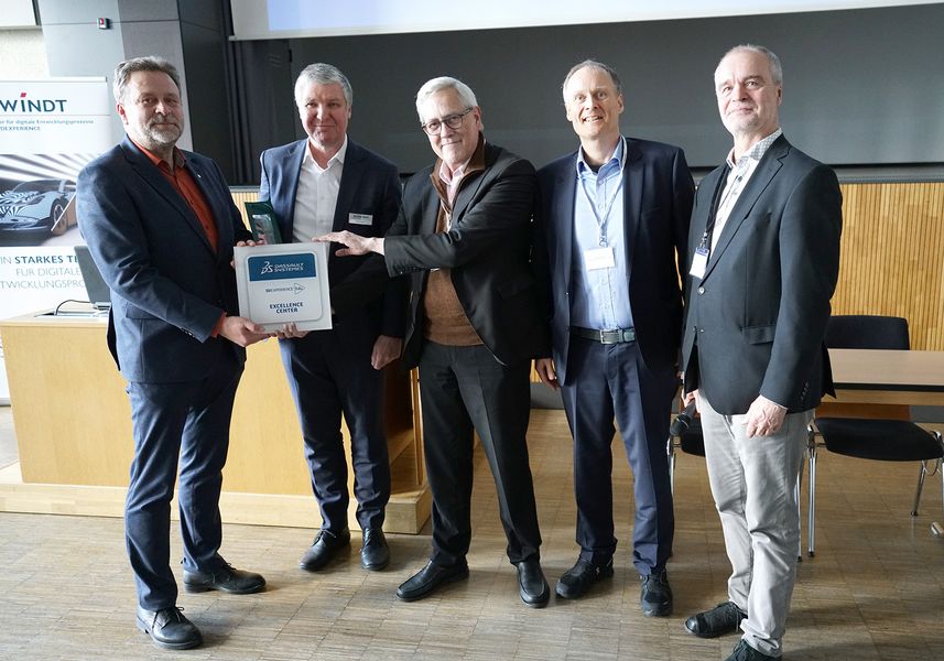 Gruppenbild mit Auszeichnung