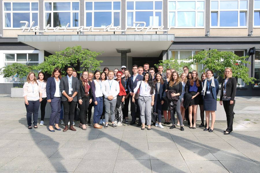 Foto: Gruppenbild der Teilnehmer zum Kooperativen Projekt KoSemKo vor dem Eingangsbereich des Hotel an der Oper.