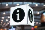Foto: Ein Infostandschild in Würfelform auf einer Säule stehend.
