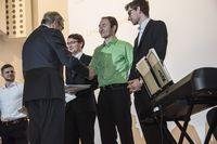 Foto: Sieben Absolventen erhalten eine Gratulation und bekommen ihre Urkunden überreicht.