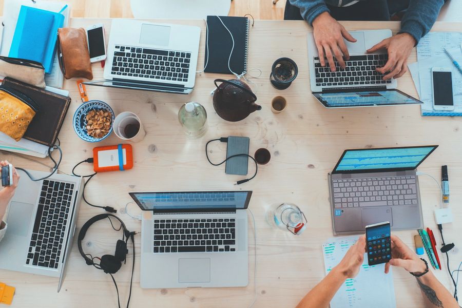 Foto: Sicht auf einen Tisch mit zahlreichen technischen Geräten