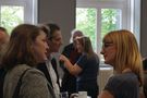 Foto: Zwei Damen unterhalten sich.