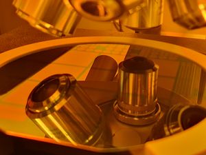 Foto: Wafer auf Mikroskoptisch (Quelle: WHZ / R. Täschner)