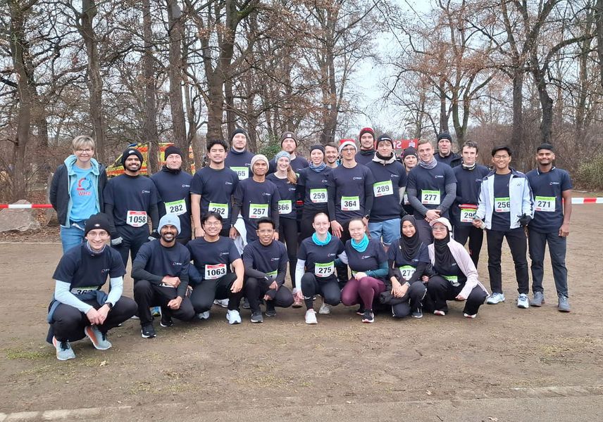 Gruppenbild der Läufer am Schwanenteich