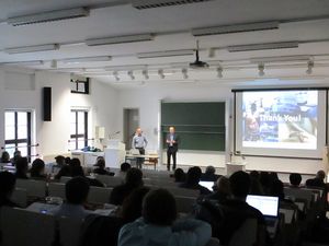 Foto: Blick in den Hörsaal mit Teilnehmern und zwei Referenten zum DAAD Alumni-Woche „WHZ - International 2019“ - Bild 6
