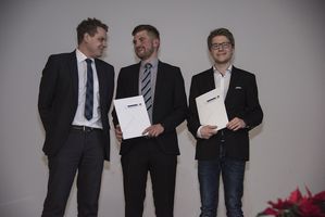 Foto: Übergabe der Zeugnisse an eine Gruppe Absolventen.