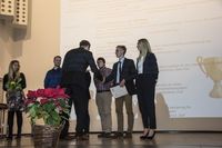 Foto: Fünf Absolventen bekommen eine Gratulation und ihre Urkunden überreicht.
