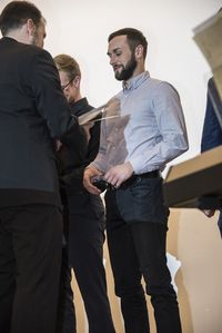Foto: Absolventen erhalten eine persönliche Gratulation und bekommen die Urkunden überreicht.