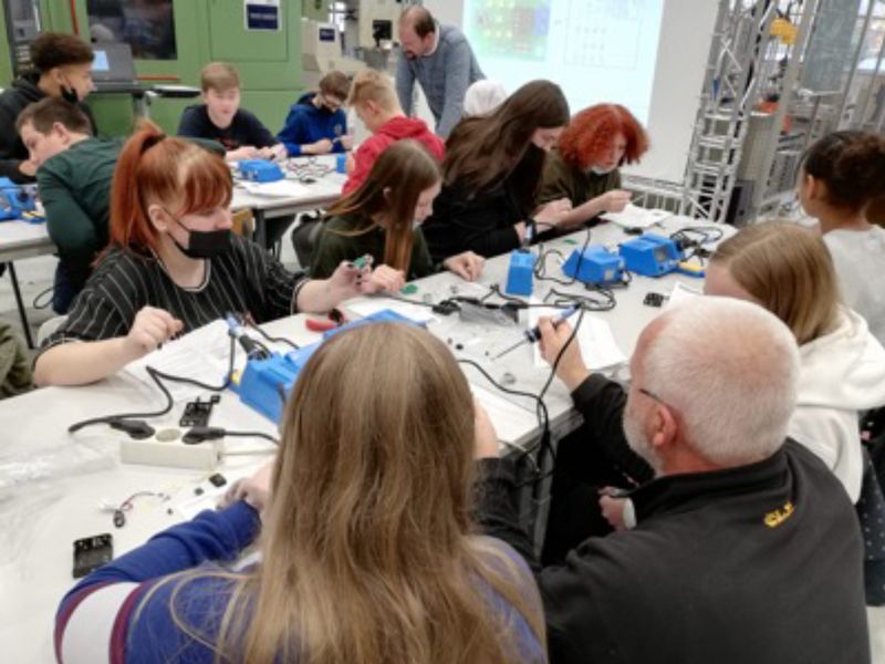Schüler*innen der freiwilligen Physik AG der Oberschule „Friedrich Rückert“ Plauen zu Gast am Institut für Maschinenentwicklung (IfM) der Fakultät Automobil- und Maschinenbau der WHZ