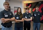 Studierende des WHZ Racing Teams blicken in de Kamera