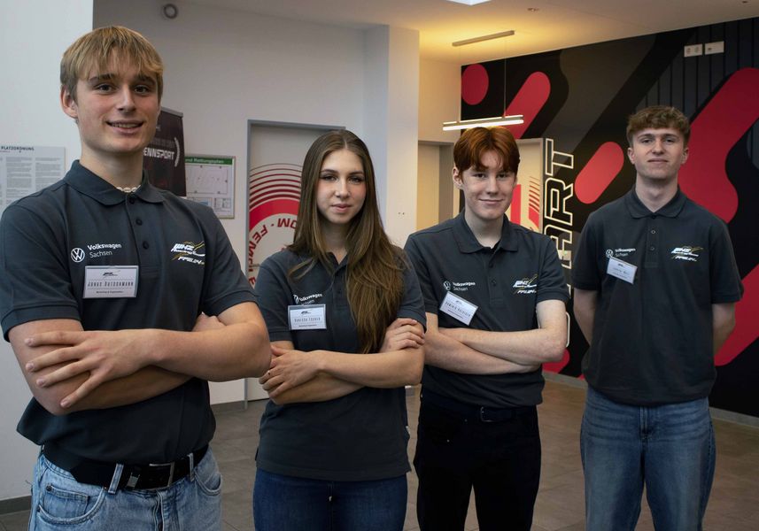 Studierende des WHZ Racing Teams blicken in de Kamera