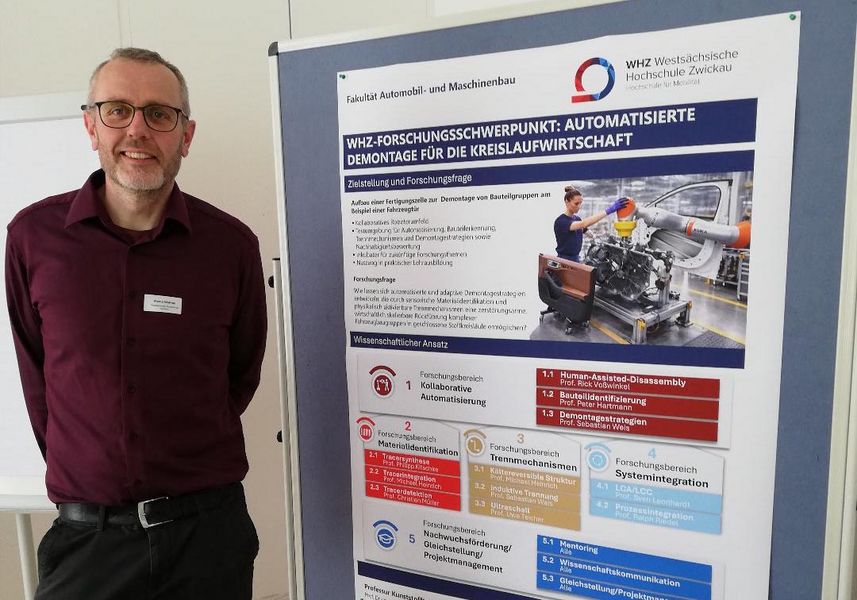 Ein Wissenschaftler vor einem Poster