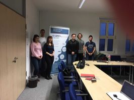 Foto: Gruppenbild in einem Konferenzraum.