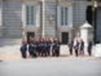 Foto: eine Wachmannschaft patroulliert in einer Gruppe.