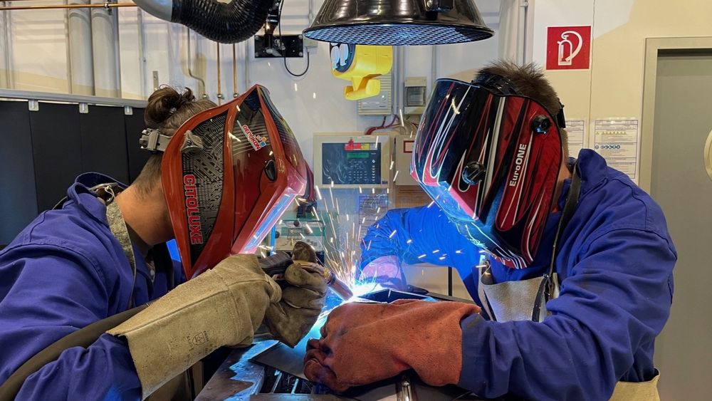 Foto: Studierende schweißen etwas