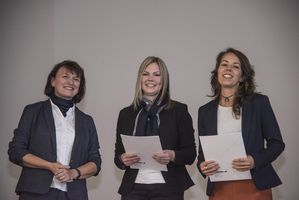Foto: Gruppenbild mit den zwei Absolventinnen.