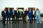Gruppenfoto der Gründungsmitglieder. Im Hintergrund das Logo der AES Zwickau.