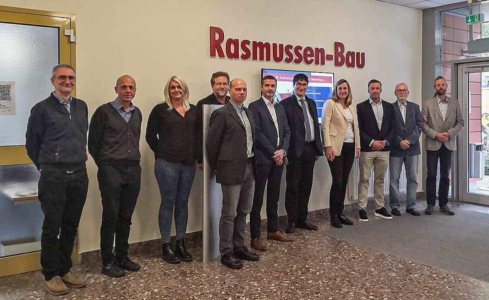 Gruppenfotos: Oberbürgermeisterin besucht Fakultät AMB