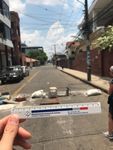 Foto: Ein Lineal mit WHZ Logo wird vordergründig in die Kamera gehalten. Im Hintergrund ein Straßenzug. Über der Straße liegen quer darüber verschiedene Gegenstände was unscharf zu erkennen ist.