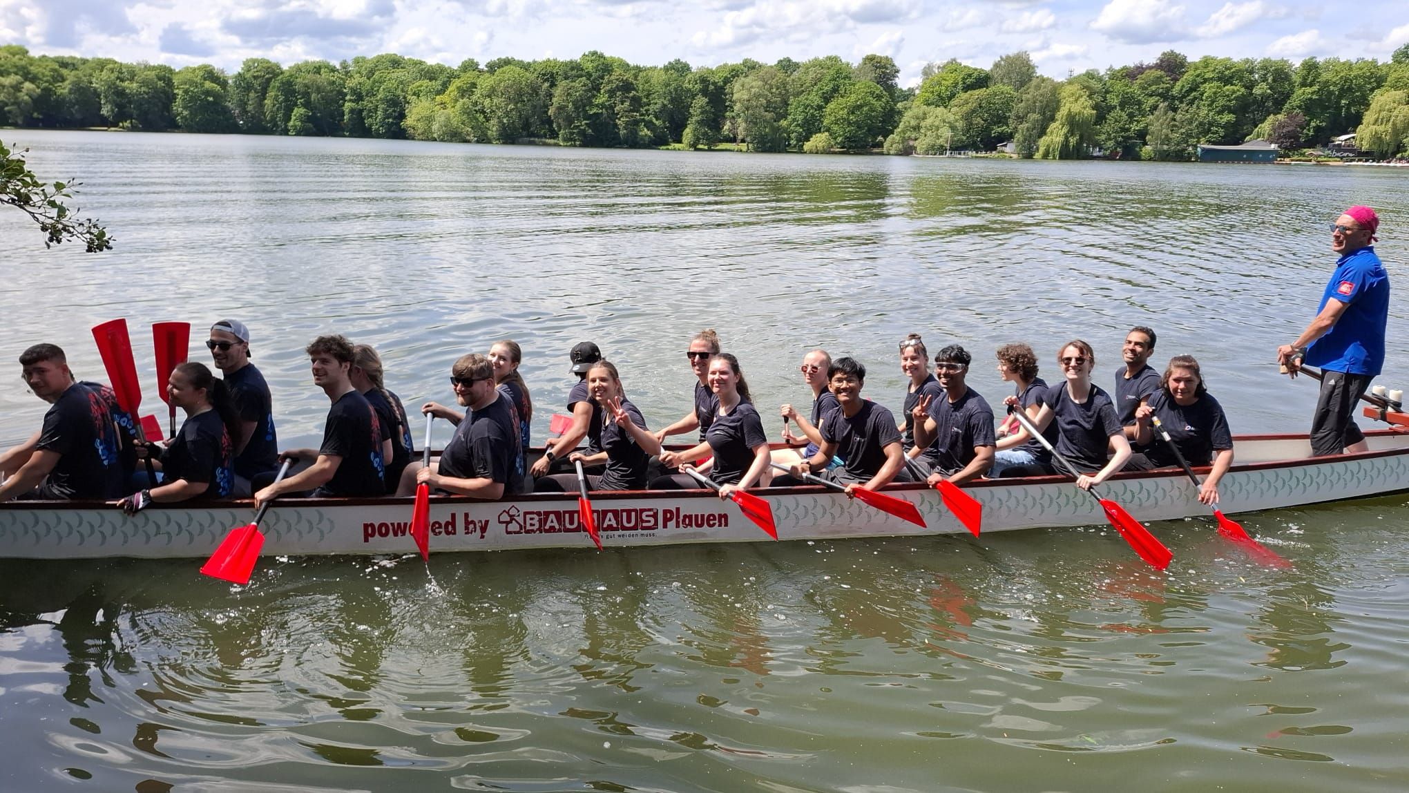 Mannschaft im Boot beim Drachenbootrennen