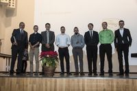 Foto: Gruppenbild mit 7 Absloventen und einem Gratulanten.