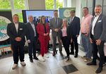 Gruppe von acht Personen schaut in die Kamera
