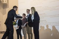 Foto: Fünf Absolventen bekommen eine Gratulation und ihre Urkunden überreicht.