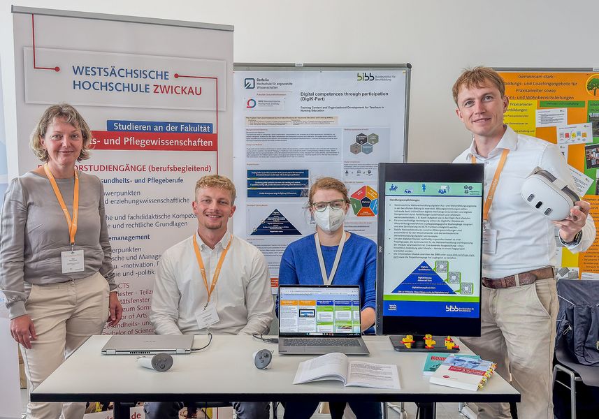 vier Personen auf einem Messestand schauen fröhlich in die Kamera
