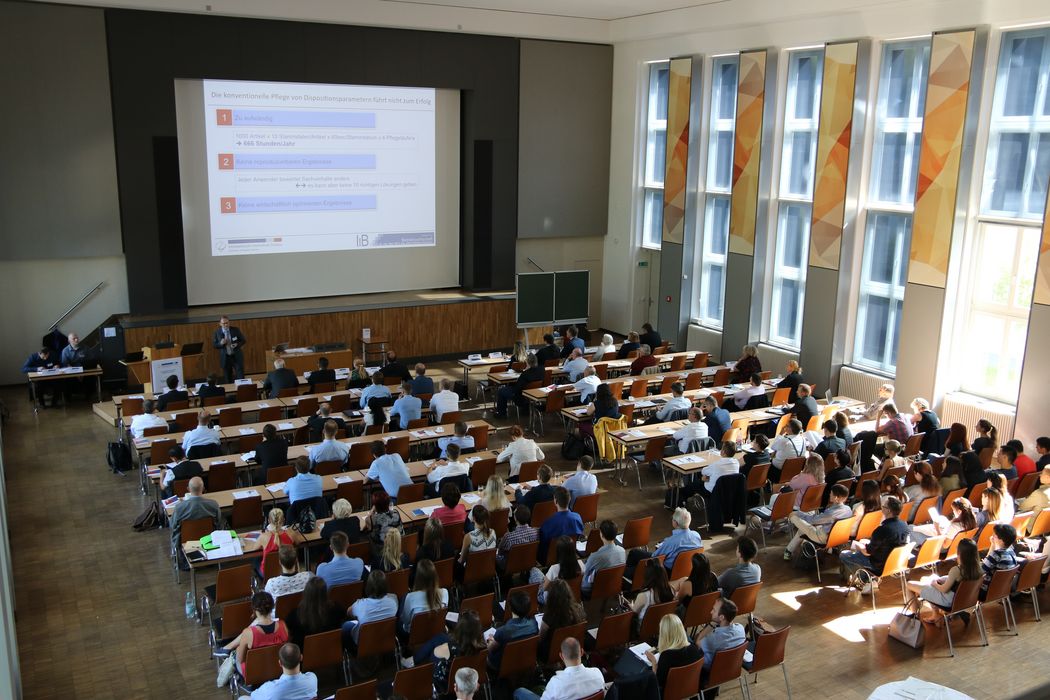 Foto: Teilnehmer sitzen in der Aula Scheffelberg und hören einem Vortrag zu.