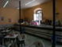 Foto: Blick in einem Frühstücksraum mit Stühlen, Tischen und Buffet.