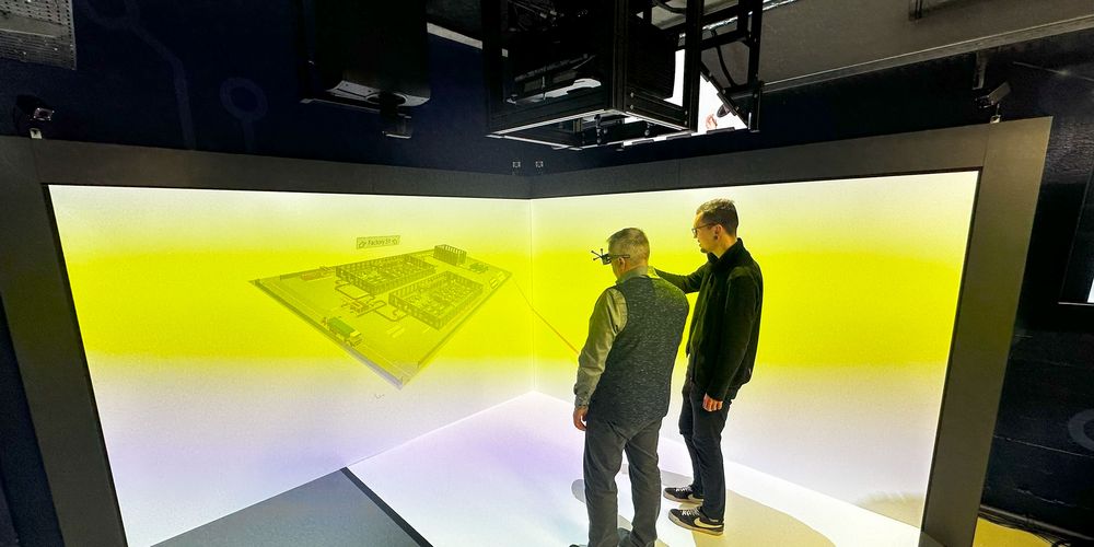 zwei Männer stehen in einem VR-Raum 
