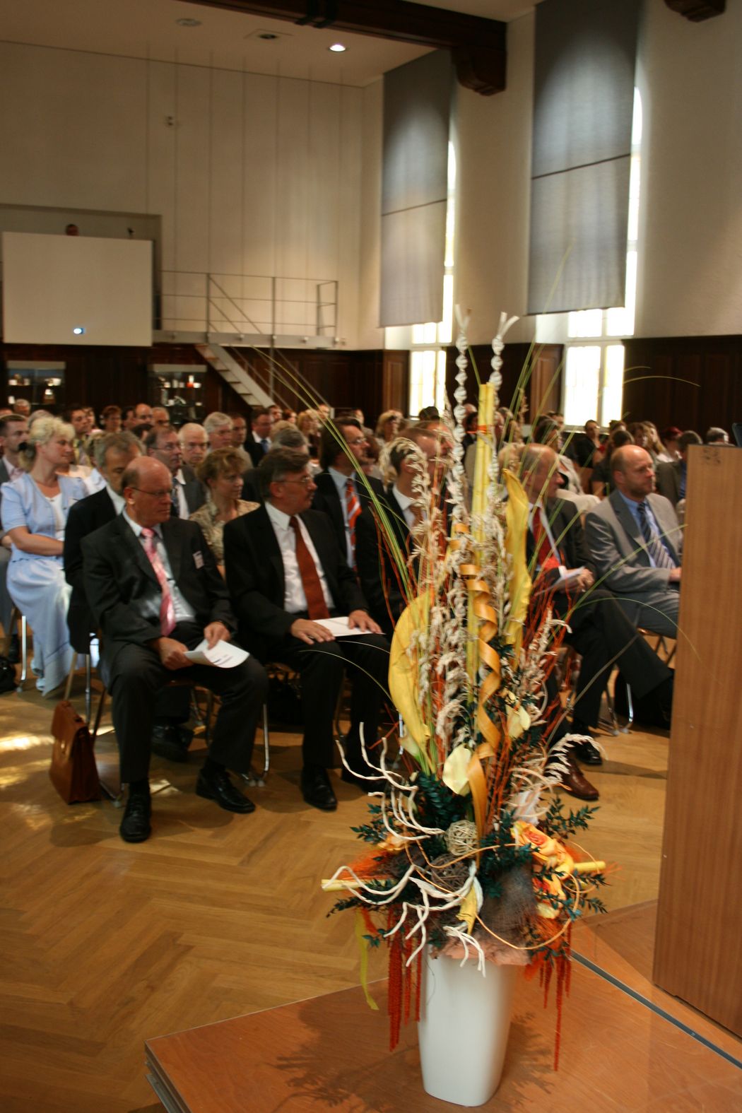 Foto: Zuhörer sitzen in der Aula.