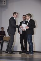 Foto: Übergabe der Zeugnisse an eine Gruppe Absolventen.