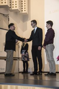Foto: Absolventen erhalten eine persönliche Gratulation und bekommen ihre Urkunden überreicht.