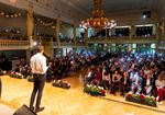 Blick in den Festsaal, einige Besucher halten ihre Handytaschenlampen nahc oben.