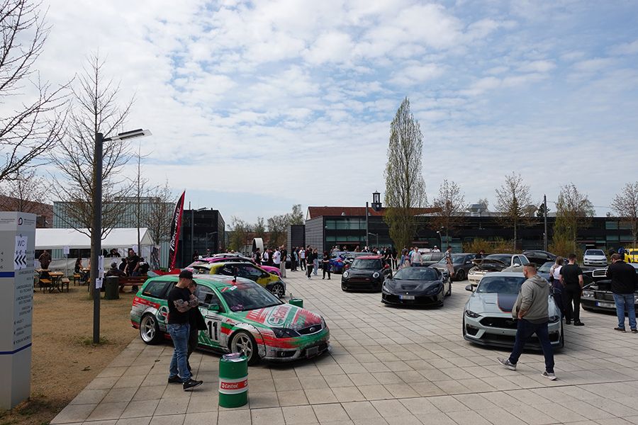 Tuningfahrzeuge stehen auf dem Campusgelände. 
