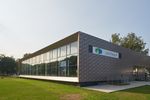 Foto: Ein Gebäude mit einer großen Glasfront und der Aufschrift ubineum.