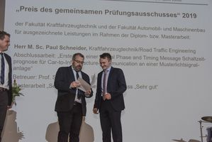 Foto: Preis des gemeinsamen Prüfungsausschusses Übergabe an einen Absolventen.