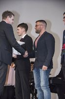 Foto: Übergabe der Zeugnisse an eine Gruppe Absolventen.