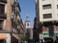 Foto: Ein Straßenzug am Ende mit einer Kirche.