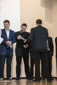 Foto: Absolventen erhalten eine persönliche Gratulation und bekommen die Urkunden überreicht.