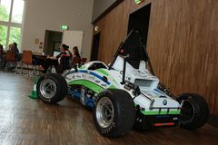 Foto: Ein Rennwagen des WHZ Racing Teams steht in der Aula Scheffelberg.