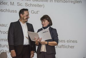 Foto: Preis der Studiendekane. Übergabe an einen Absolventen.