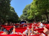 Foto: Menschen bei einer Kundgebung in Navarra. 