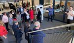 Personen verfolgen einen Vortrag im Foschungszentrum ubineum.