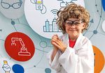Junge im Kostüm eines Wissenschaftlers blickt in die Kamera. Im Hintergrund technische und wissescnhaftliche Symbole.